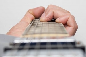 Cách giảm đau tay dành cho người học guitar