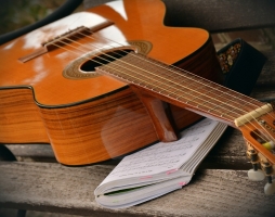 Tìm nơi dạy đàn Guitar uy tín tại nhà tphcm