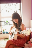 Con gái có thể học Guitar không?